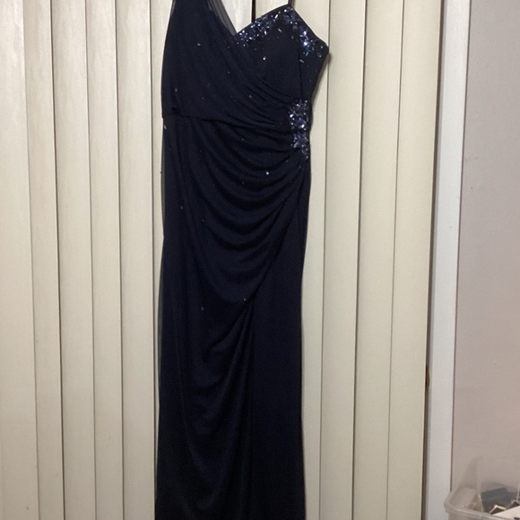 Elegant off shoulder navy evening gown - Picture 6 of 6